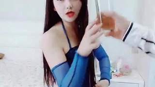[酒店偷拍] 两腿开开让哥研究研究~妹子乖乖张腿后大GG就直直插进入了!!