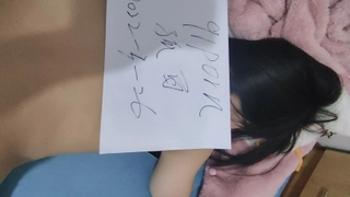 年长的女人在看她的年轻情人被戴绿帽时自慰