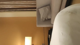 美丽的棕发女郎第一次体验双重插入和撒尿