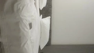 业余少女被一个粗暴的独眼怪物操她的阴道