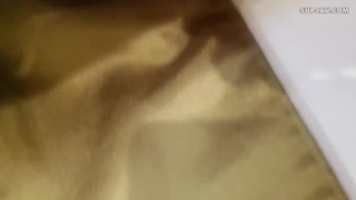 丰满的熟女勾搭她的继女