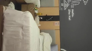 小巧的少女Dani Blu在狂野的性爱中接受大鸡巴