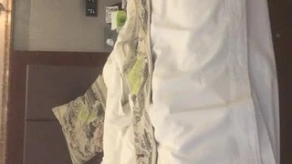 业余少女Rachel Starr和学生在宿舍分享面部射精