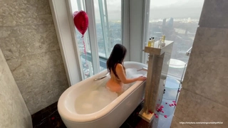 宅男女神坐在马桶之上 慢慢的脱掉内内 手淫扣小妹妹看完值得一撸