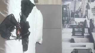 一个小胸部的少女在嘴里接受精液的高清视频