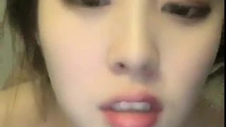 打扑克牌的剧烈运动从后面小处女
