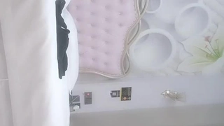 双飞群P名场面，重金约两个外围美女，都是年轻貌美身材好，配合默契风骚淫荡浪叫声震天，两个人轮流狂干，场面淫乱不堪
