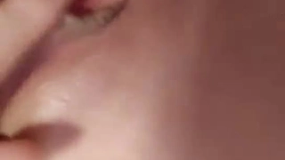 新人美女下海！和炮友操逼大秀！浴室洗澡，抓起大屌吸吮，翘起蜜桃美臀