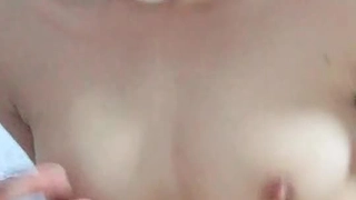 捆绑嫩模在地板上口交
