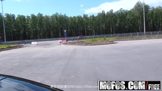 大屌狗趴式肏美白骚穴 精液喷涌而出