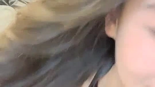 火辣女孩疯狂磨枕直至高潮喷白浆