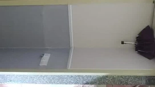 大学生在宿舍房间里被调皮了