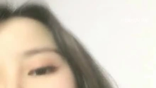 大学生Sasha在宿舍房间里被操了紧致的屁股